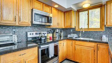 House (6 Bedrooms) | Interior