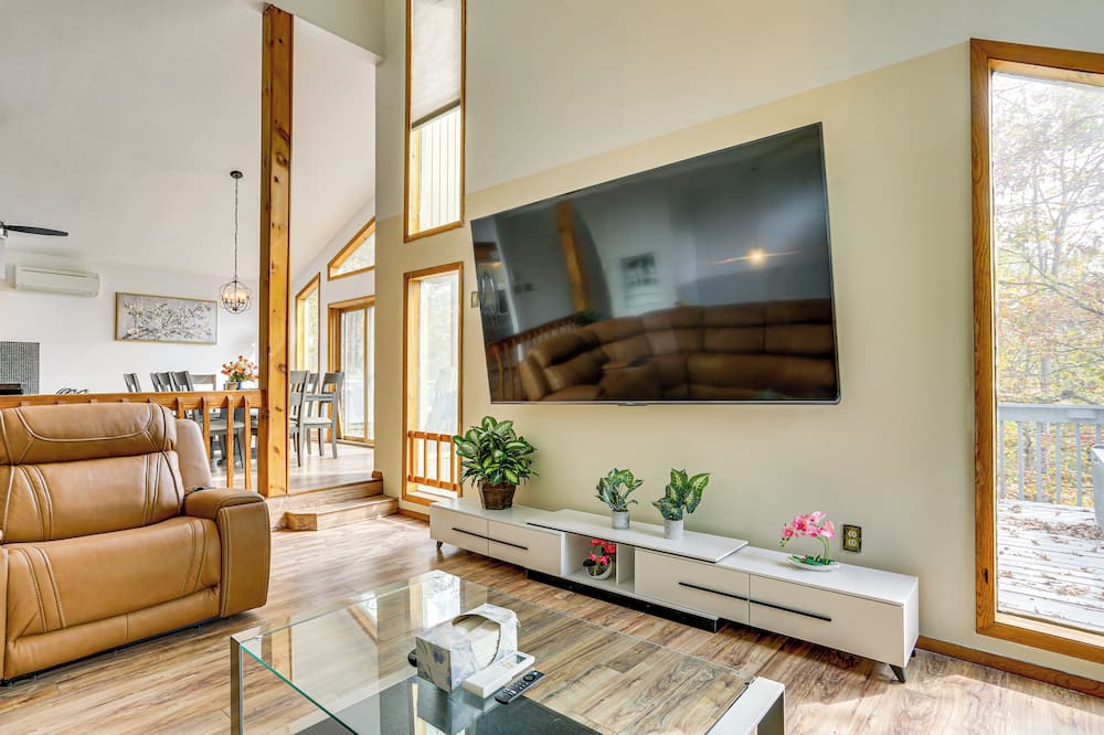 Luxury Home w/ Game Room, 4 Mi to Bushkill Falls! - Wallpack Center, NJ