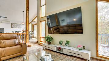 House (6 Bedrooms) | Interior