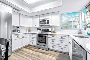 Fridge, microwave, oven, stovetop - The Roland Villa - For 12ppl (Tampa)