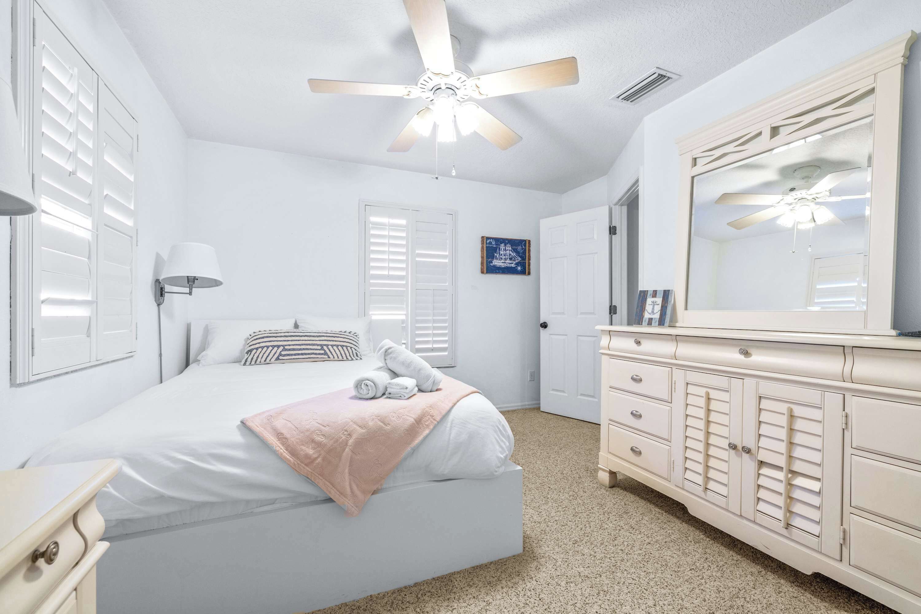 5 habitaciones, tabla de planchar con plancha, wifi y ropa de cama 