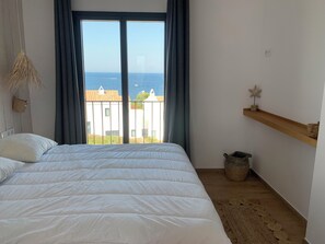 4 bedrooms, iron/ironing board, Internet, bed sheets