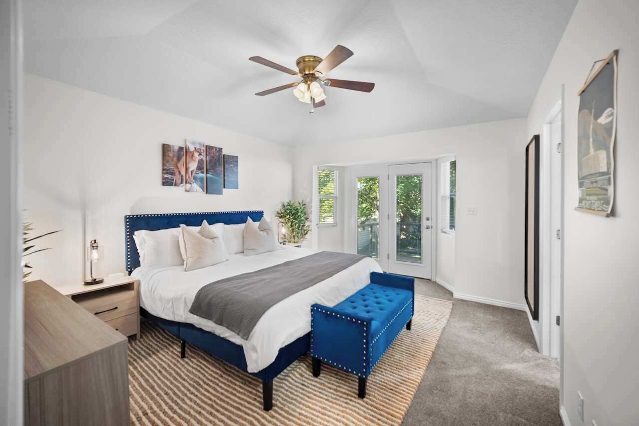 5 bedrooms, desk, iron/ironing board, travel crib