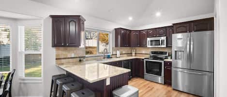 Kühlschrank, Mikrowelle, Ofen, Herdplatte