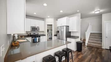 Een koelkast, een magnetron, een oven, een kookplaat