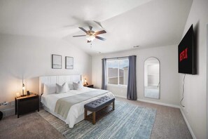 6 bedrooms, iron/ironing board, travel cot, WiFi - Charming Family Stay w Arcade Theatre, Ski Haven! Walking trails and river walk in backyard! (South Jordan)