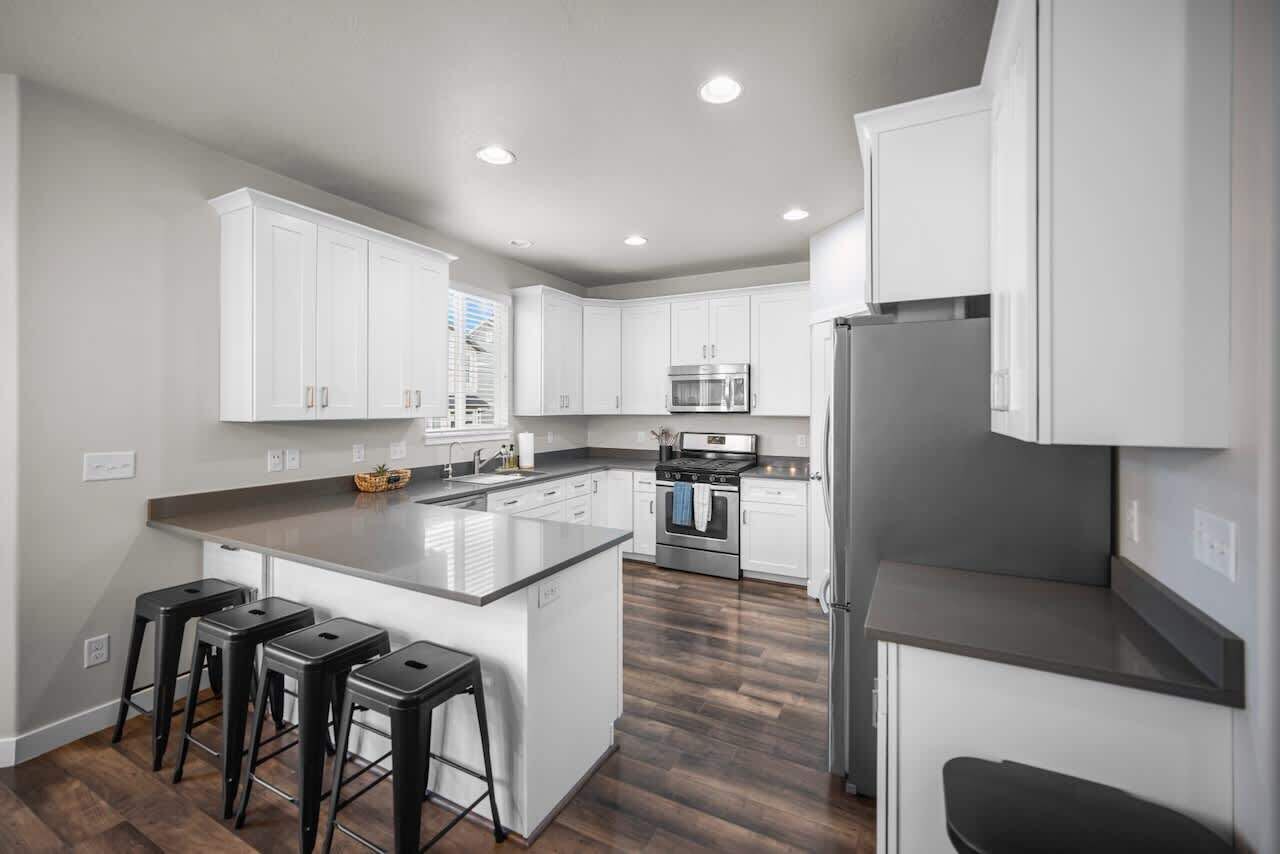 Jääkaappi, mikroaaltouuni, uuni, liesi