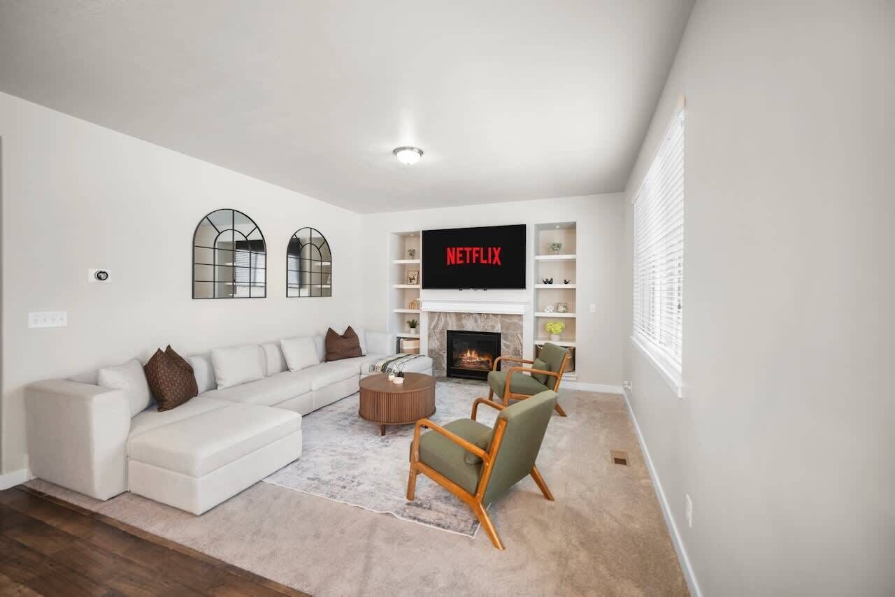 Una televisión, una chimenea, un reproductor estéreo, una oficina