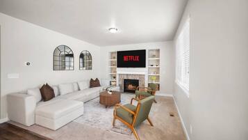 Una televisión, una chimenea, un reproductor estéreo, una oficina