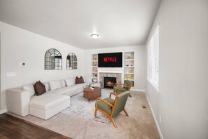 TV, fireplace, stereo, offices - Charming Family Stay w Arcade Theatre, Ski Haven! Walking trails and river walk in backyard! (South Jordan)