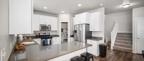 Kjøleskap, mikrobølgeovn, ovn og kokeplater