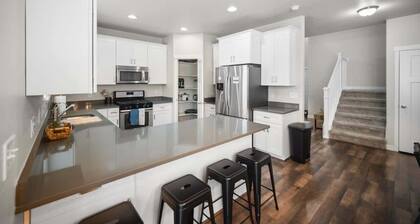 Charming Family Stay w Arcade & Theatre! Centrally Located!