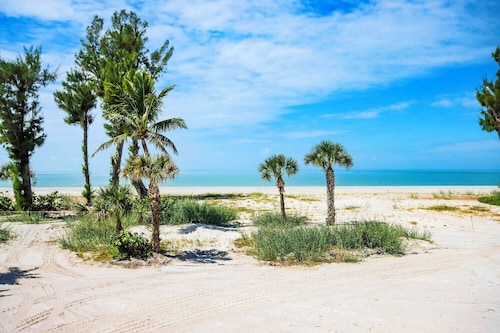 South Seas Beach Cottage 1408: Remodeled 2BR/2BA, Screened Lanai, Heated Pool.