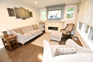 Televisión, chimenea y oficina