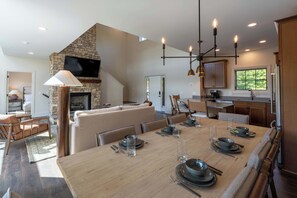 Dining - New! Hot Tub, Sauna, Arcade, Switch - Otter Run #1 (Gatlinburg)