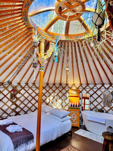 Tall Pines Nature Retreats - L’Orange Yurt