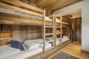 Planxa i posts de planxar, wifi i roba de llit