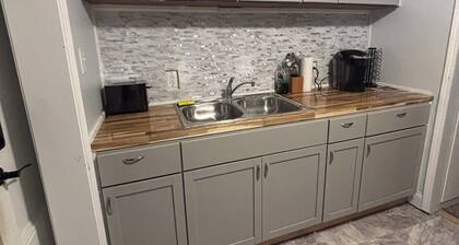 Upstairs 420 friendly lady aurora themed 1 bedroom apartment.