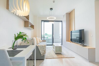 Stylish 1BR & 1LR Apartment | Cozy City View