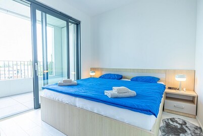 Stylish 1BR & 1LR Apartment | Cozy City View