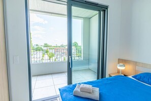 1 habitación, tabla de planchar con plancha y ropa de cama 