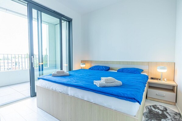 1 habitación, tabla de planchar con plancha y ropa de cama 