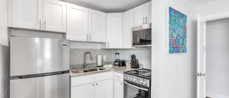 Réfrigérateur, four à micro-ondes, un four, surface de cuisson