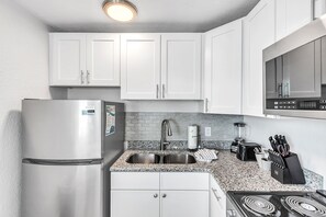 Kjøleskap, mikrobølgeovn, ovn og kokeplater