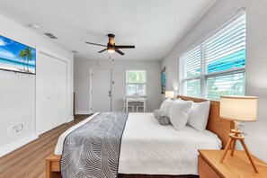 Tabla de planchar con plancha, wifi gratis y ropa de cama 