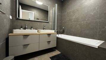 Hiustenkuivaaja, pyyhkeet, saippua, sampoo