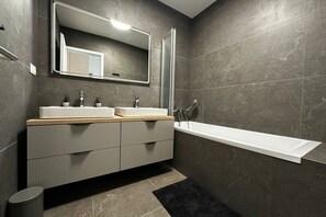 Haartrockner, Handtücher, Seife, Shampoo