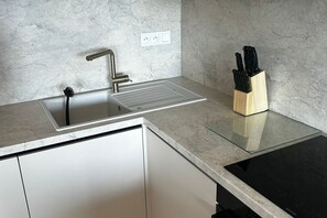 ثلاجة، ميكروويف، فرن، موقد طهي مسطح