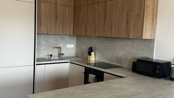 Een koelkast, een magnetron, een oven, een kookplaat