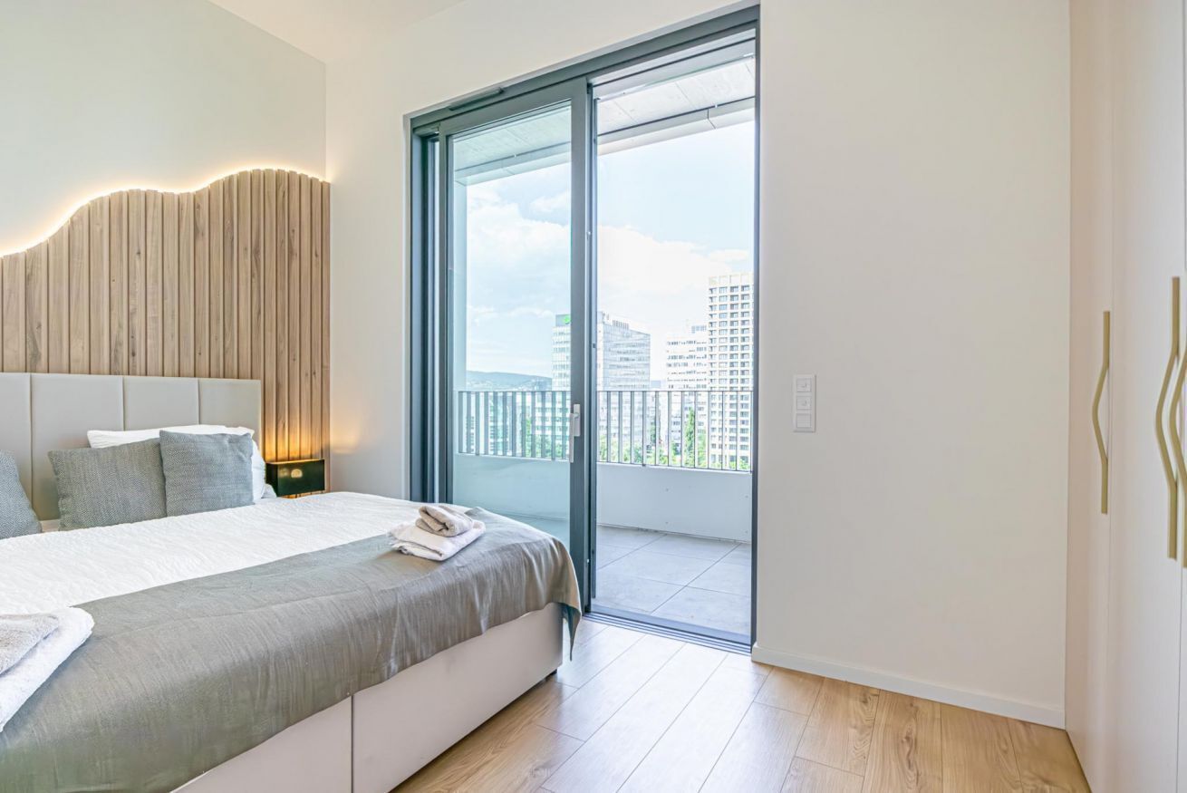 2 habitaciones, tabla de planchar con plancha y ropa de cama 