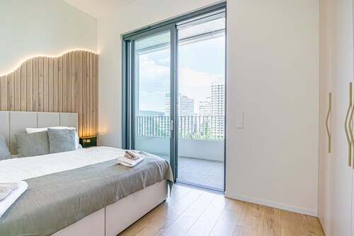 Fancy 2BR & 1LR Apartment w/ Panoramic Sky View