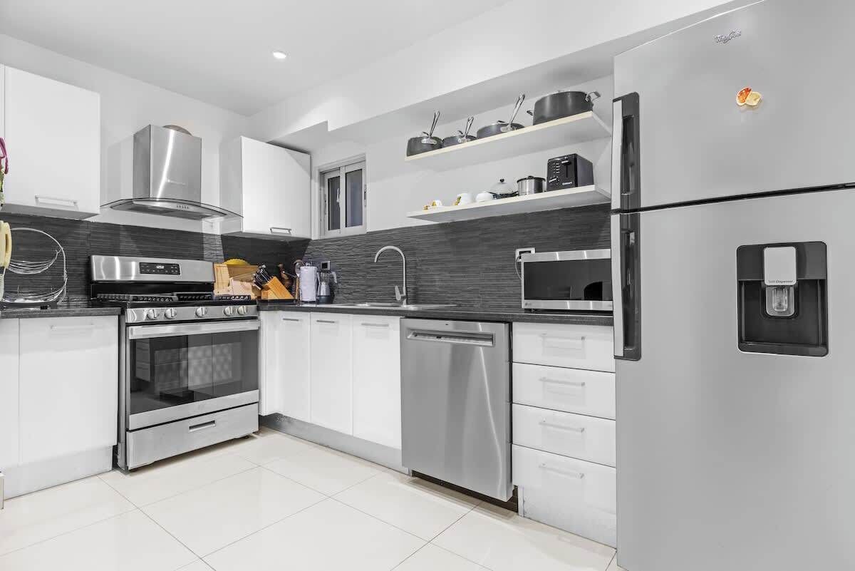 Geladeira, micro-ondas, fogão, cooktop