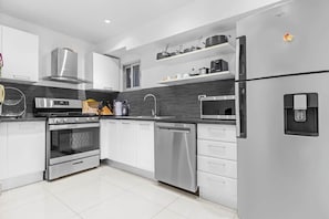 Geladeira, micro-ondas, fogão, cooktop