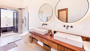 Een douche, een haardroger, handdoeken, shampoo