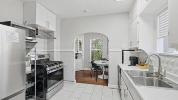 Een koelkast, een magnetron, een oven, een kookplaat