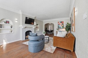 Een televisie en een kantoor