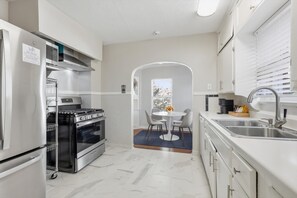 Een koelkast, een magnetron, een oven, een kookplaat