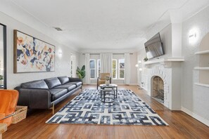 Een televisie en een kantoor