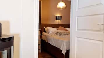 Iron/ironing board, travel crib, WiFi, bed sheets