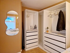 Bügeleisen/Bügelbrett, Reisekinderbett, WLAN, Bettwäsche