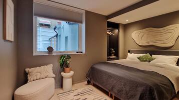 Iron/ironing board, travel crib, WiFi, bed sheets
