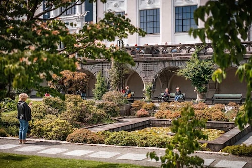 Brand New & High-End, 3 Bedrooms 2 Bathrooms, Central Apartment