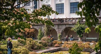 Brand New & High-End, 3 Bedrooms 2 Bathrooms, Central Apartment