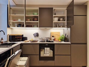 Kühlschrank, Mikrowelle, Ofen, Herdplatte