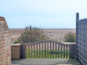 Property grounds - Sea Urchin - Pagham - Sea Front - sleeps 8 guests in 2 bedrooms (Pagham)