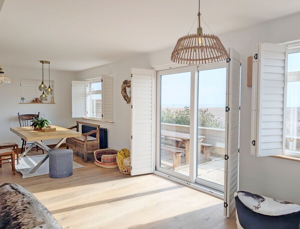 Smart TV, fireplace - A bungalow that sleeps 10 guests in 3 bedrooms (Pagham)